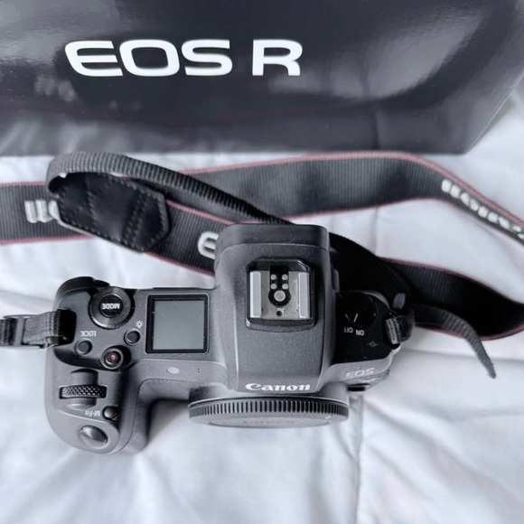 Canon EOS R Digital Camera with Lens - Black - Picture 4 of 10